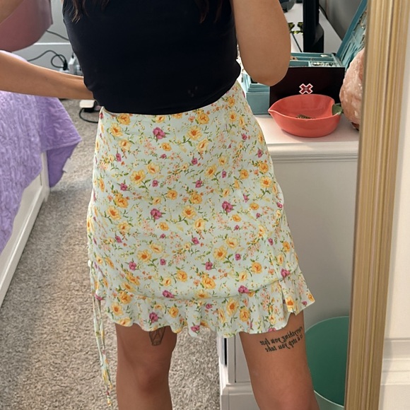 NWT colorful floral skirt with scrunch tie on the side - Picture 4 of 7